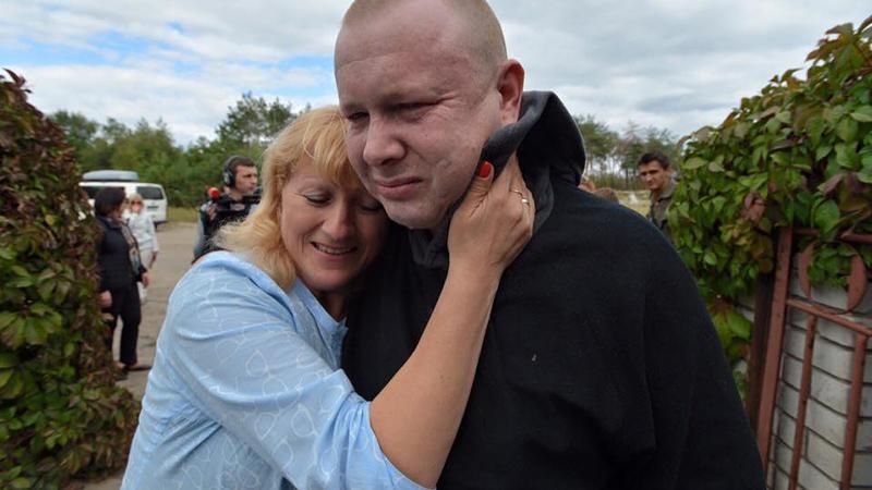 Справжня любов: з’явилися зворушливі фото зустрічі Жемчугова з дружиною Справжня любов: з’явилися зворушливі фото зустрічі Жемчугова з дружиною