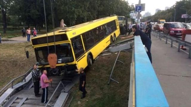 Автобус с пассажирами вылетел с трассы на ступени в Киеве Автобус с пассажирами вылетел с трассы на ступени в Киеве