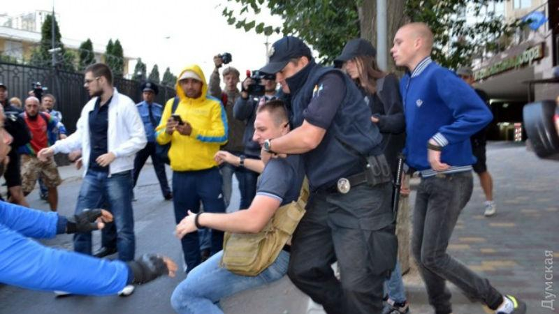 "Правий сектор" атакував Генконсульство Росії яйцями "Правий сектор" атакував Генконсульство Росії яйцями