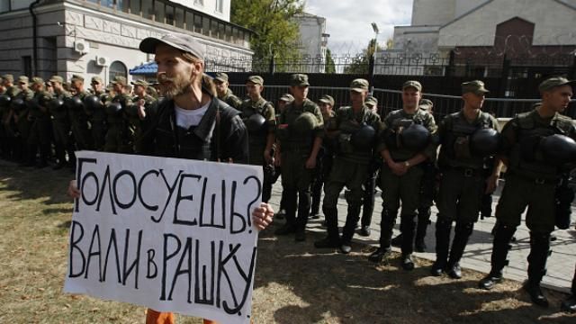 С провокациями, столкновениями и задержанными: как россияне голосуют в Украине
