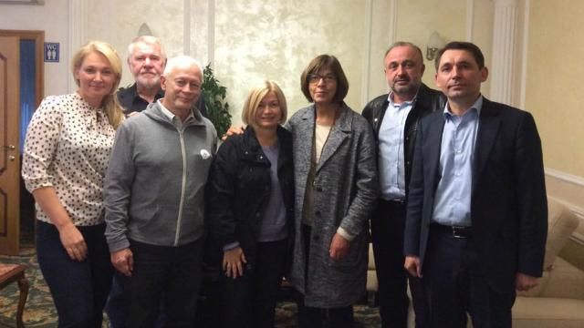 Евродепутаты поехали на Донбасс: смотреть, что делается у линии фронта Евродепутаты поехали на Донбасс: смотреть, что делается у линии фронта