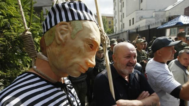 Як закінчуються вибори до Держдуми у Києві: повісили Путіна і спалили триколор