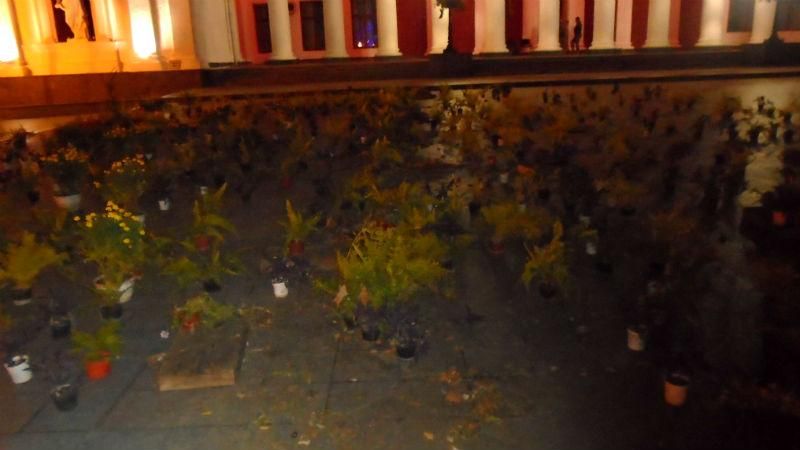 Антивластный майдан в Одессе. Против активистов выставили "елки" Антивластный майдан в Одессе. Против активистов выставили "елки"