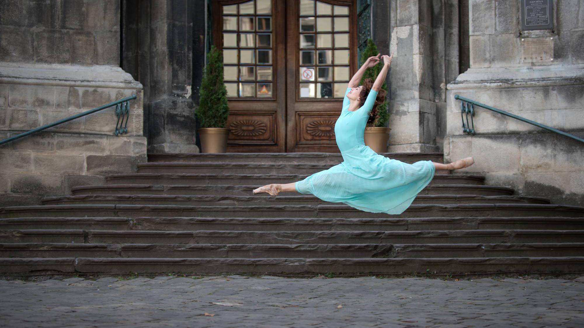 Нежность и грация: впечатляющие фото балерин на улицах Львова