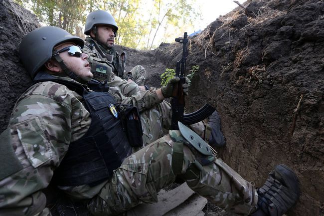 Реалії з життя українських військових на Донбасі показали у смішному відео Реалії з життя українських військових на Донбасі показали у смішному відео