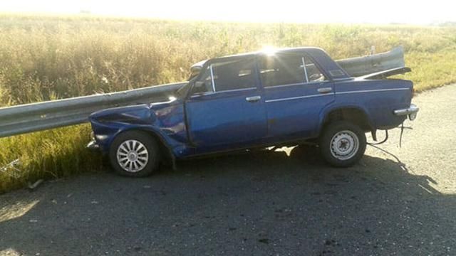 Металлическая ограда проткнула автомобиль и убила двоих человек Металлическая ограда проткнула автомобиль и убила двоих человек