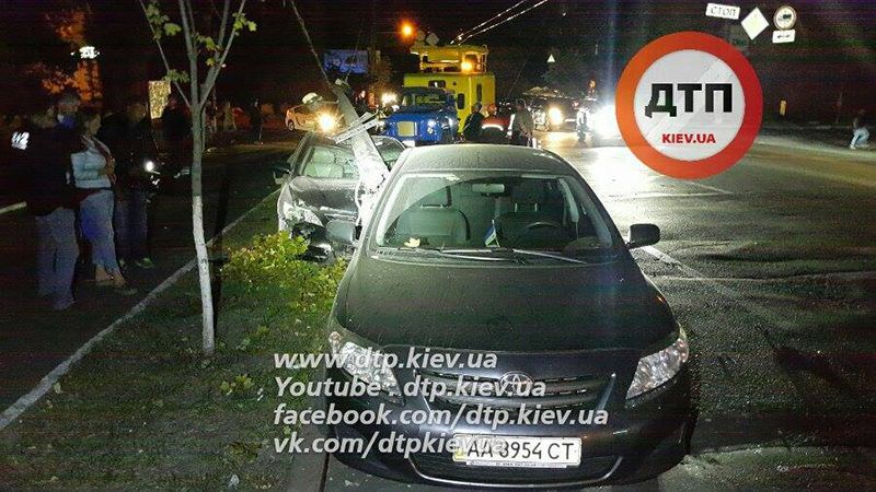 Сбитый столб и разбитые авто: серьезная авария в Киеве