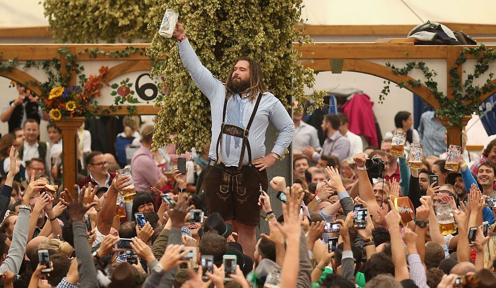 Как Германия празднует "Октоберфест": соблазнительные женщины, странные костюмы и реки пива