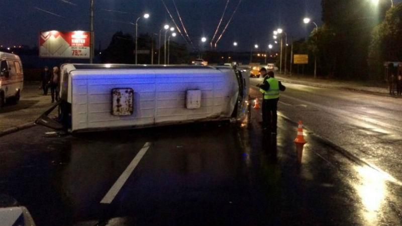 Маршрутка з пасажирами перевернулась під час руху в Запоріжжі, є постраждалі