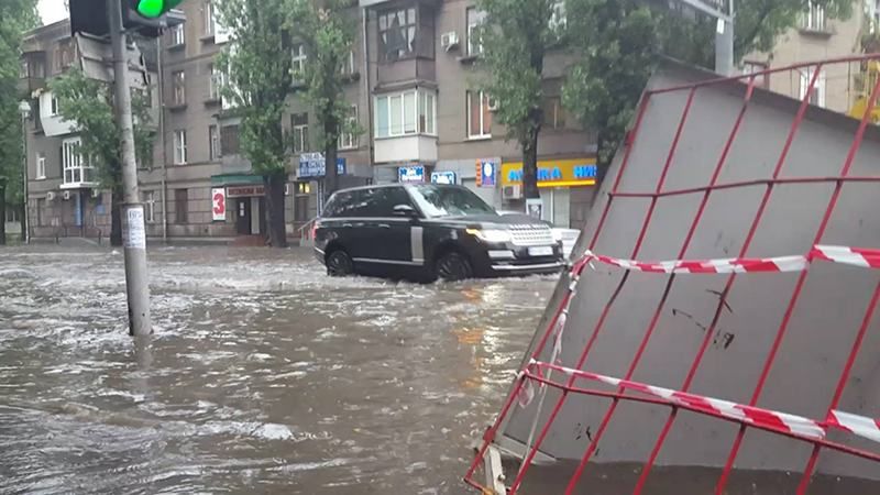 Жінка мало не загинула через сильний потоп в Одесі: з'явилися фото і відео Жінка мало не загинула через сильний потоп в Одесі: з'явилися фото і відео