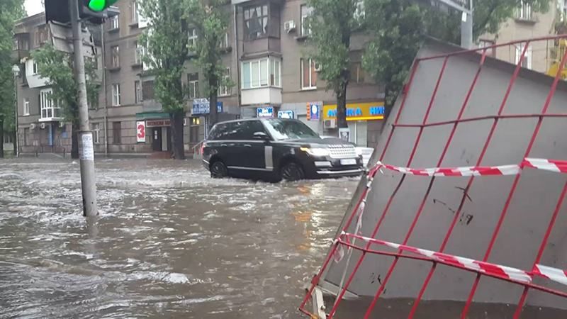 Женщина чуть не погибла из-за сильного потопа в Одессе: появились фото и видео