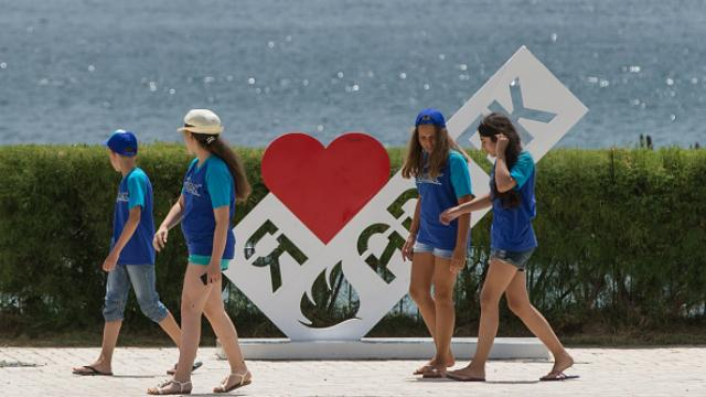 Росгвардия взяла под охрану важные объекты в Крыму: в окружении оказался даже "Артек"