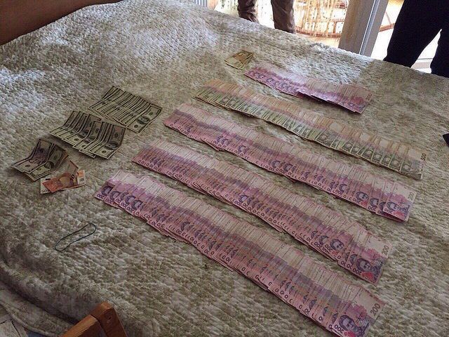 СБУ поймала на крупной взятке одного из руководителей ГФС Ровенской области СБУ поймала на крупной взятке одного из руководителей ГФС Ровенской области