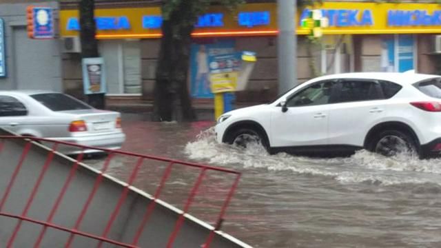 Одесити влаштували розваги на затопленій вулиці 