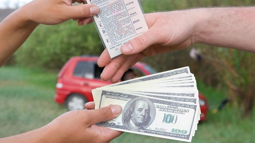 Як з поліцією спілкуються ті, хто купив права за 300 доларів Як з поліцією спілкуються ті, хто купив права за 300 доларів