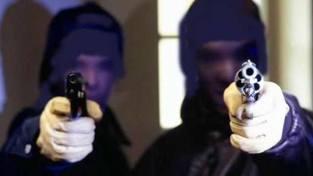 Пограбування у Києві: невідомі в формі СБУ викрали декілька мільйонів гривень Пограбування у Києві: невідомі в формі СБУ викрали декілька мільйонів гривень