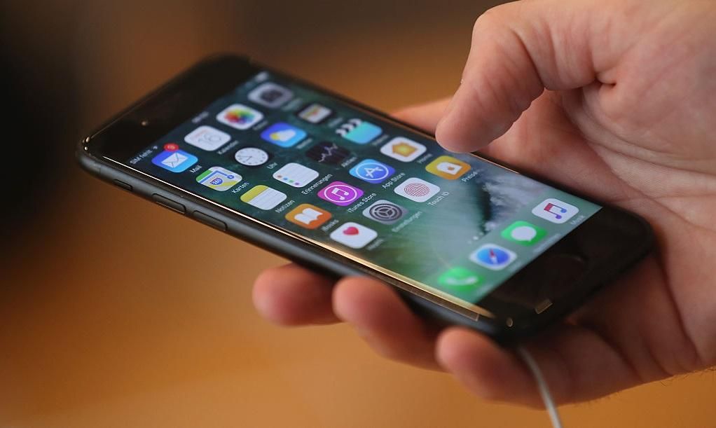 Закарпатські митники конфіскували партію iPhone 7 Закарпатські митники конфіскували партію iPhone 7