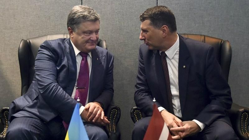 Порошенко просит Латвию отдать деньги приспешников Януковича