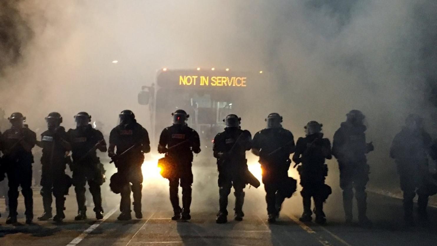 12 полицейских получили ранения из-за протестов в США