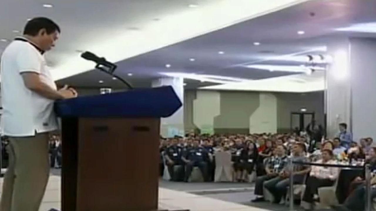 Президент Филиппин показал неприличный жест Евросоюзу