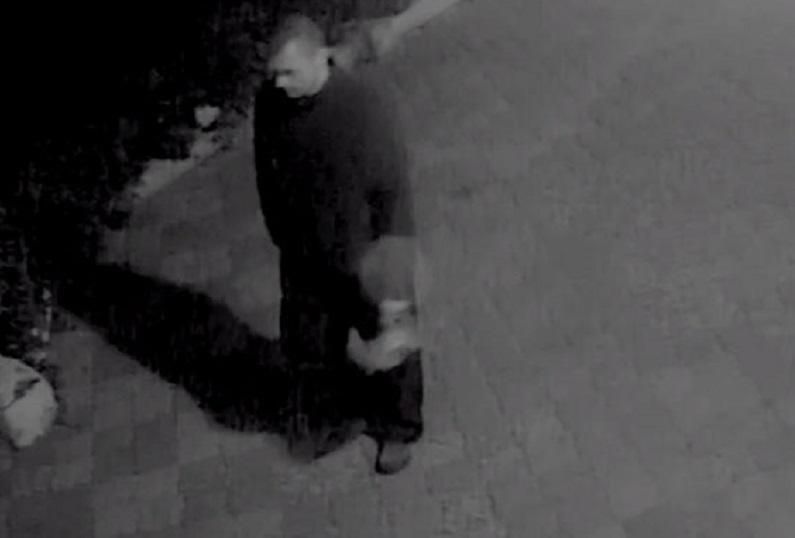 Камери нагляду зняли чоловіка, який плюндрував меморіальні таблички загиблим в АТО Камери нагляду зняли чоловіка, який плюндрував меморіальні таблички загиблим в АТО