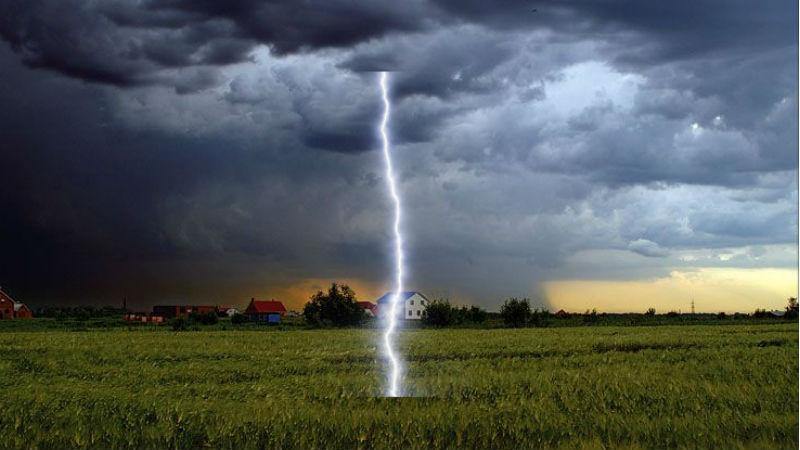 Молния убила футболиста прямо посреди матча