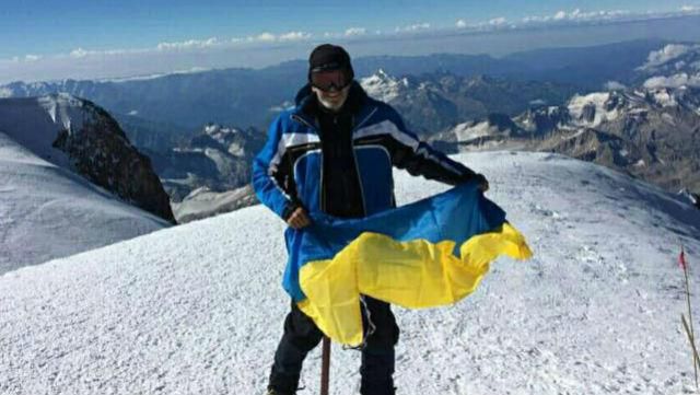 Украинский подполковник развернул флаг на самой высокой точке России