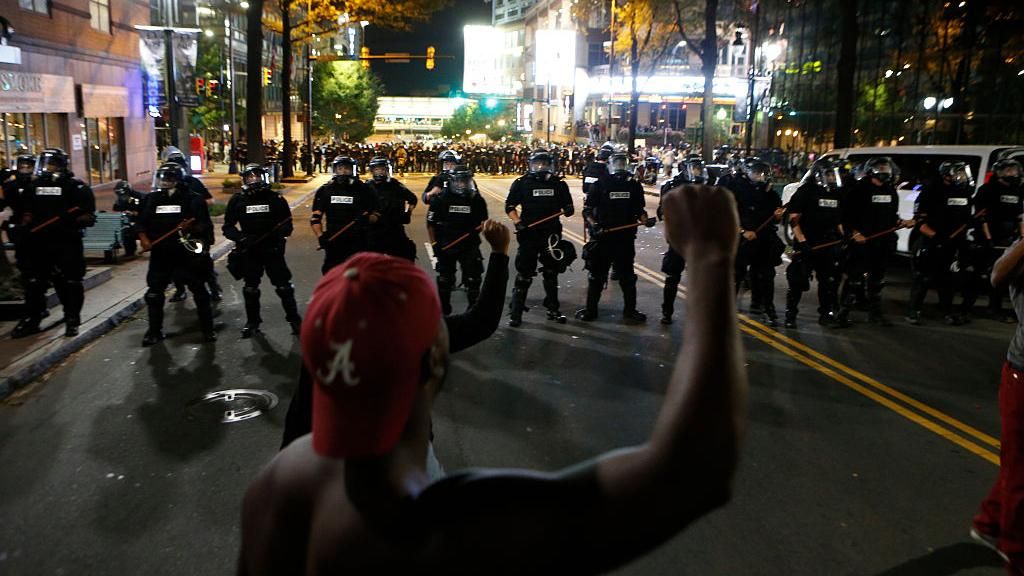 Вследствие протестов в США один человек был тяжело ранен Вследствие протестов в США один человек был тяжело ранен