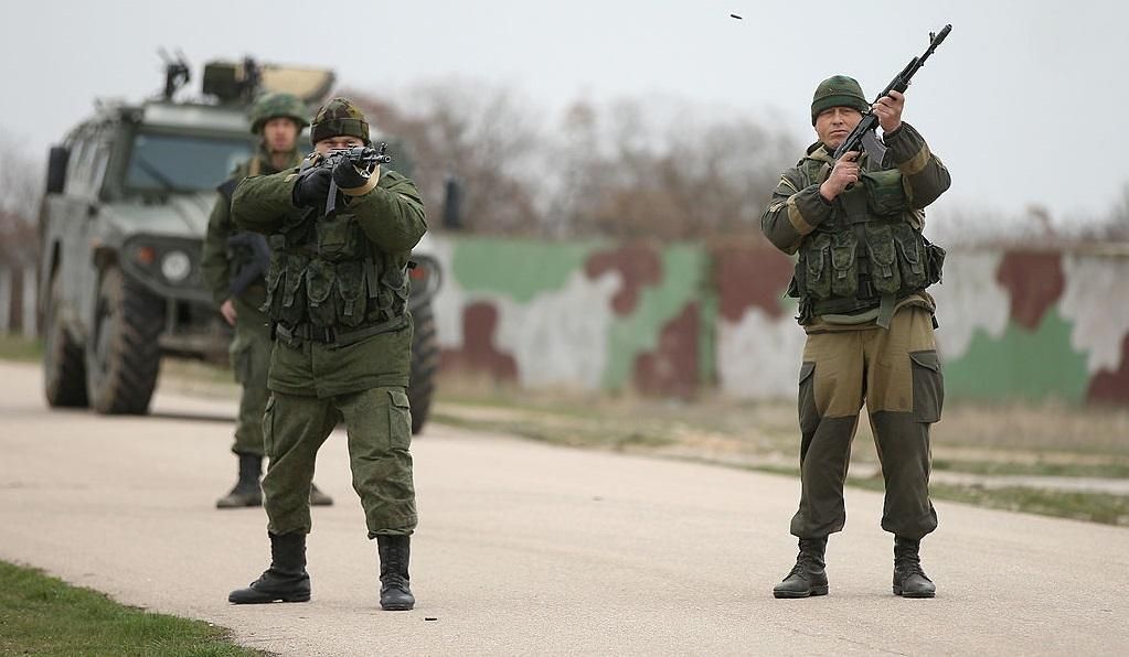 7 российских вертолетов заметили на границе с оккупированным Крымом