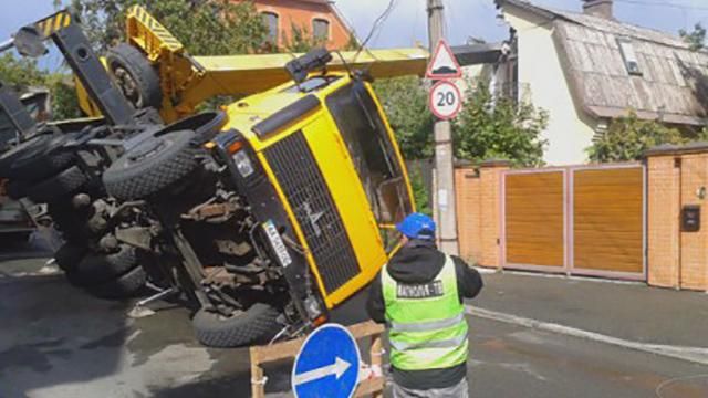 Автокран завалився на будинок у центрі Києва 