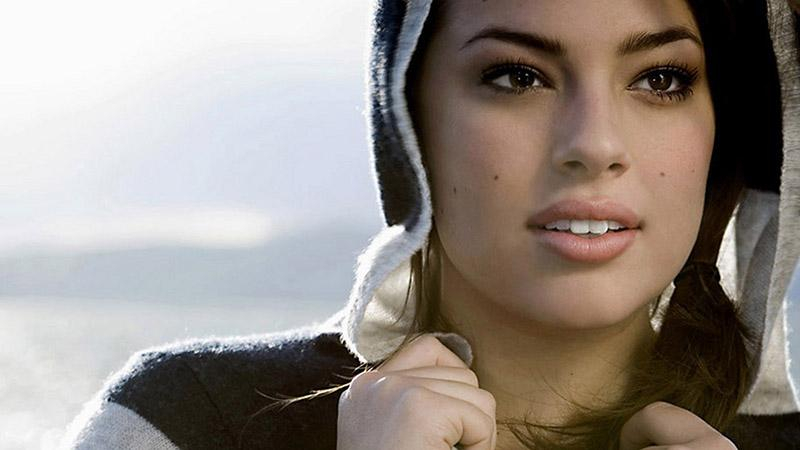 Пышнотелая модель поразила голой фотосессией (18+)