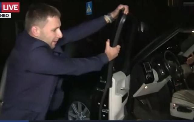 Парасюк роздряпав машину Вілкула і хоче відправити її в АТО Парасюк роздряпав машину Вілкула і хоче відправити її в АТО