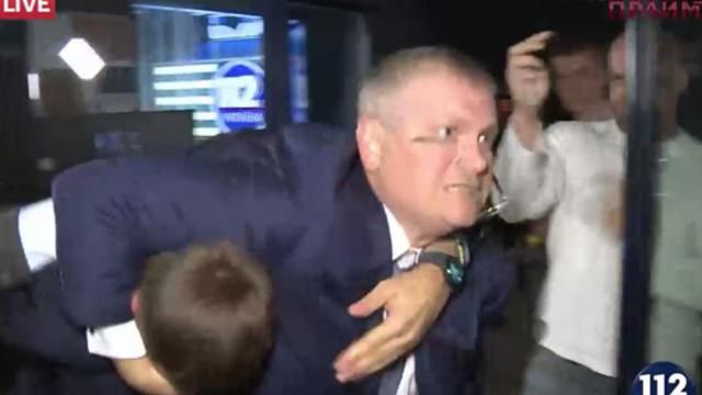 Як ви ставитесь до бійки Парасюка з Вілкулом? Як ви ставитесь до бійки Парасюка з Вілкулом?