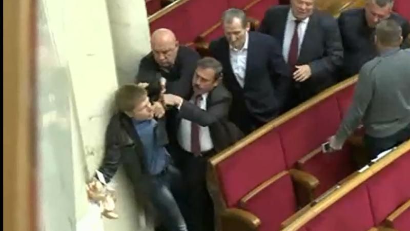 Гончаренко подрался с нардепами от "Оппоблока" в Раде Гончаренко подрался с нардепами от "Оппоблока" в Раде