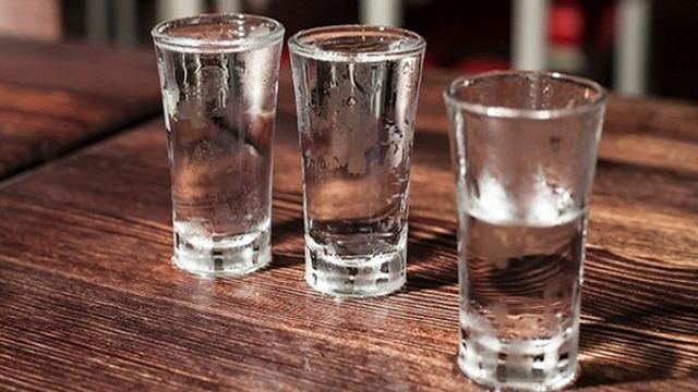 Від невідомого алкоголю померли шість людей на Харківщині Від невідомого алкоголю померли шість людей на Харківщині