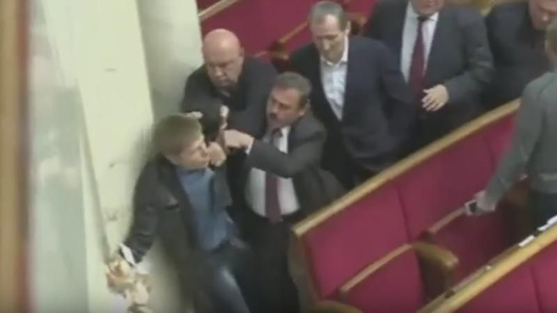 З’явилося відео нової бійки у Раді З’явилося відео нової бійки у Раді