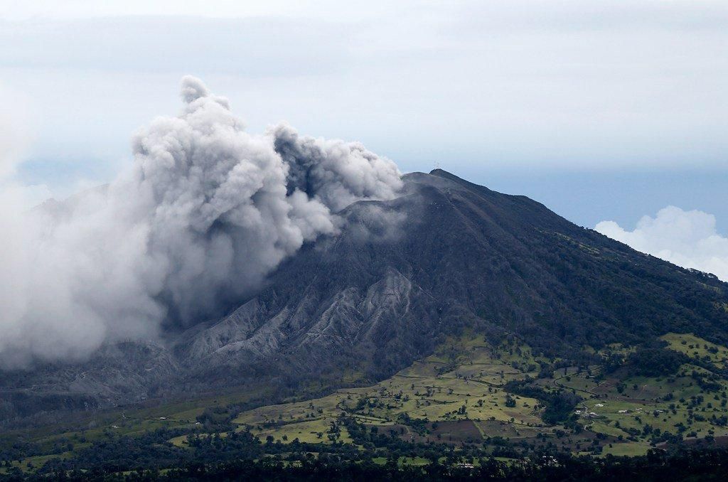Чорний дим огорнув Коста-Рику: з'явилось вражаюче відео Чорний дим огорнув Коста-Рику: з'явилось вражаюче відео