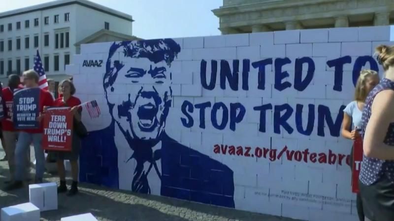 В Німеччині збудували "стіну ненависті" проти Трампа В Німеччині збудували "стіну ненависті" проти Трампа