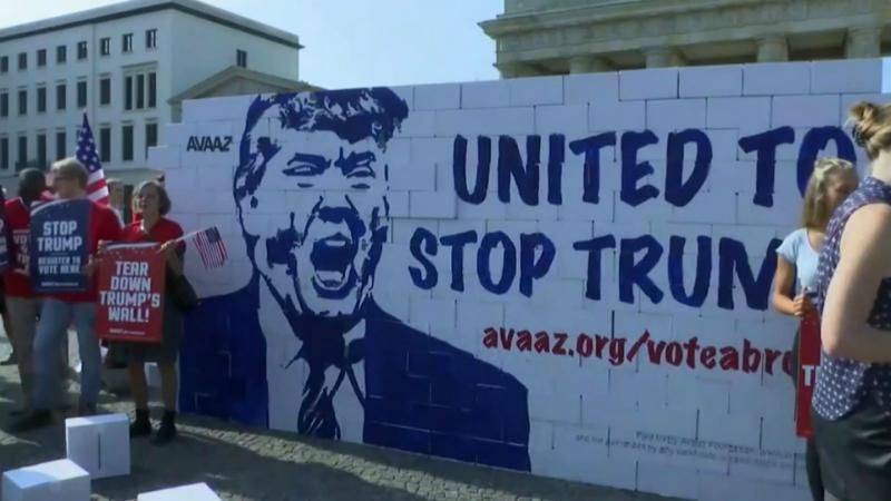 В Германии построили "стену ненависти" против Трампа