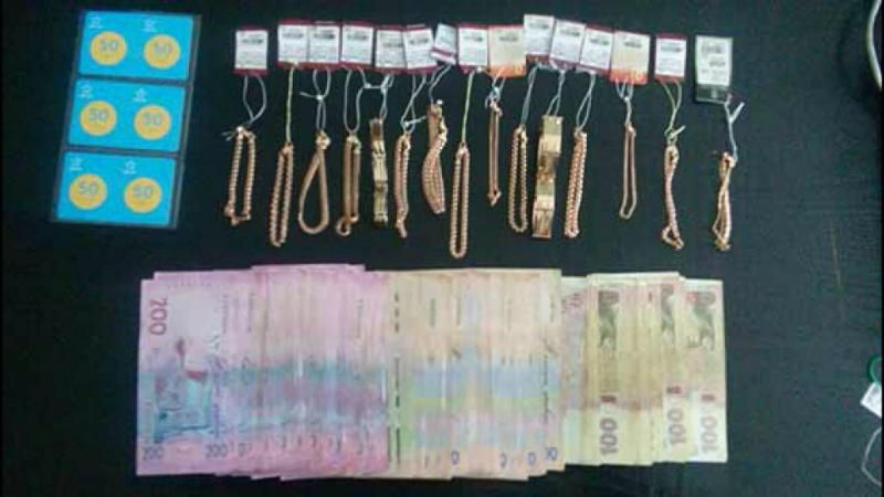 У Києві затримали злодіїв, які обікрали ювелірний магазин У Києві затримали злодіїв, які обікрали ювелірний магазин