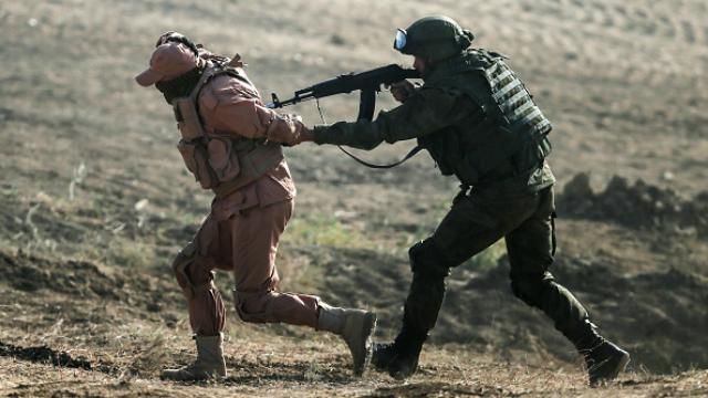 Окупанти не порозумілись в Криму: між десантниками і прикордонниками сталась сутичка