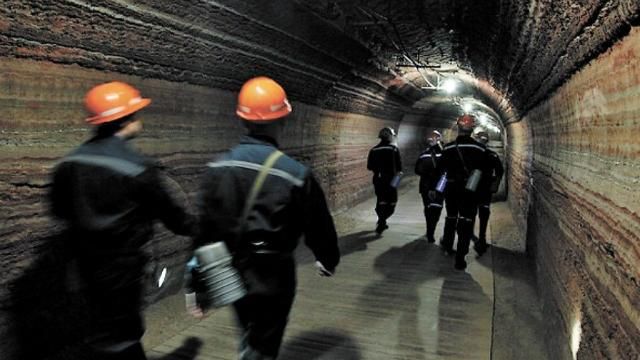 Шахта горить на Донеччині: довелось евакуювати кілька сотень гірників Шахта горить на Донеччині: довелось евакуювати кілька сотень гірників