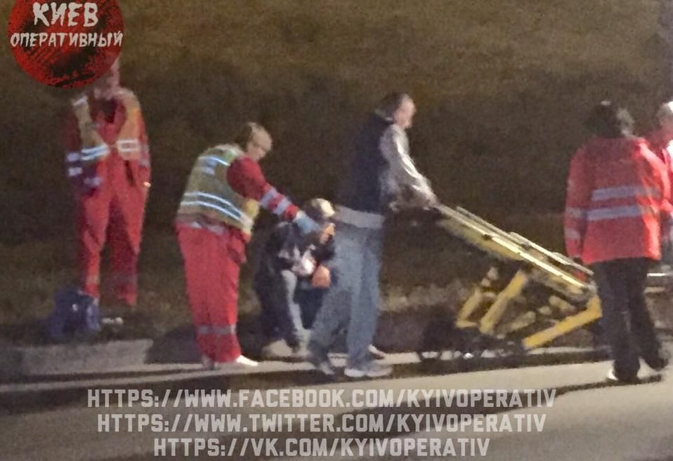 Авто сбило двух пешеходов в Киеве, погибла девушка