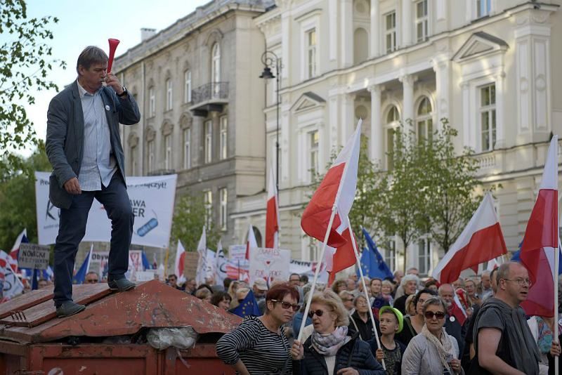 Десятки тисяч поляків вийшли на мітинги у Варшаві: з'явилися фото