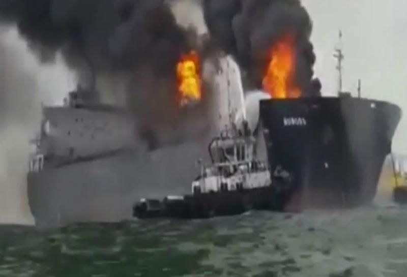 В Мексике горело судно, перевозившее топливо и бензин