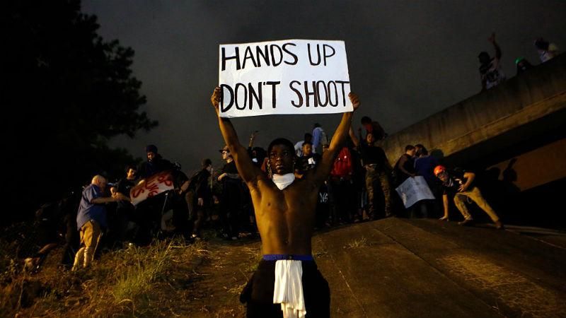 Поліція оприлюднила відео вбивства афроамериканця в Північній Кароліні Поліція оприлюднила відео вбивства афроамериканця в Північній Кароліні