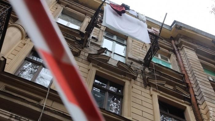 Обвала балкона в Одессе: женщина умерла в больнице