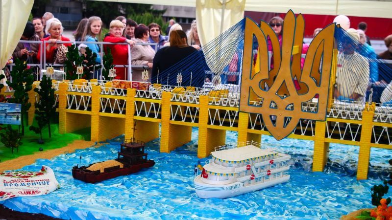 Солодкий рекорд: в Кременчуці спекли гігантський торт вагою в понад тонну Солодкий рекорд: в Кременчуці спекли гігантський торт вагою в понад тонну