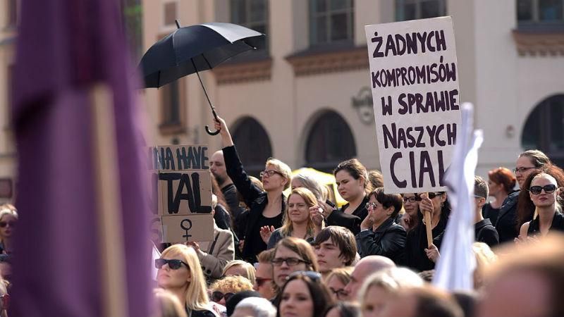 Протест в черном: сотни людей в Польше вышли на улицы против запрета абортов