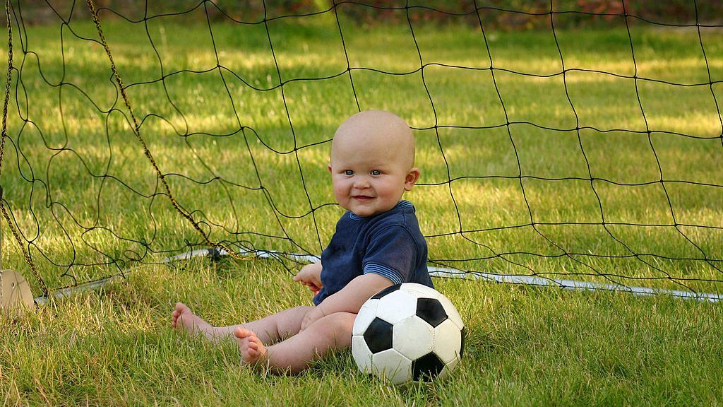 Футбольный клуб хочет подписать контракт с малышом